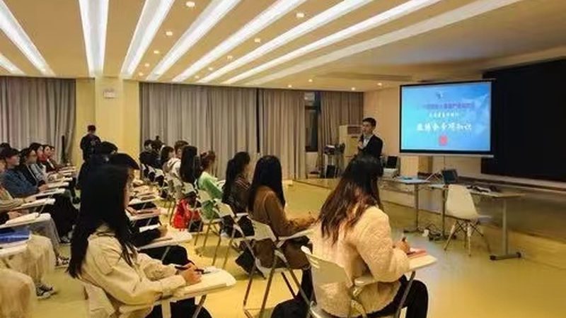关注指标：课时、师资与教学模式