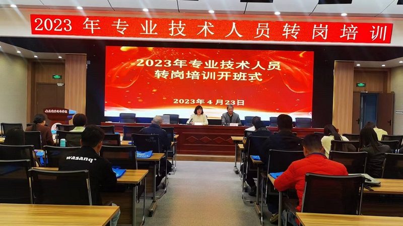 叉车操作后，应及时进行清洁和保养，以延长叉车的使用寿命。具体包括：